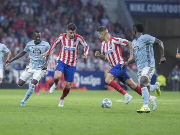 El jugador del Atlético de Madrid, Morata, trata de controlar el balón. 
