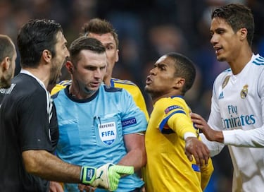 Former referees cast doubt over Vázquez penalty call