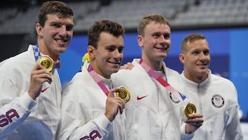 El equipo masculino de relevos 4x100m estilo libre de Estados Unidos de Zach Apple, de izquierda a derecha, Blake Pieroni, Bowen Beck y Caeleb Dressel posa despu&eacute;s de ganar la medalla de oro en los Juegos Ol&iacute;mpicos de Verano de 2020, el lunes 26 de julio de 2021, en Tokio, Jap&oacute;n. 