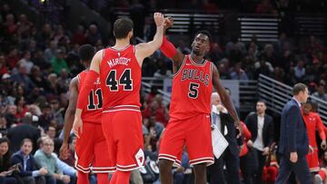 Bobby Portis felicita a Nikola Mirotic por anotar un triple ante los Boston Celtics.