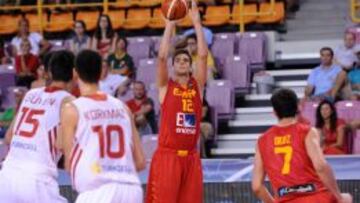 Samuel Rodríguez lanza a canasta.