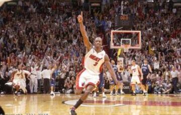 Wade celebra una canasta ganadora.