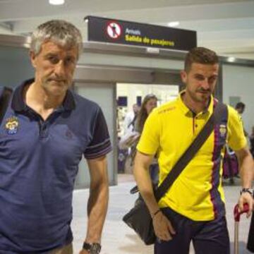 EN SEVILLA. Quique Setién y Javi Varas, a su llegada ayer al aeropuerto de San Pablo.