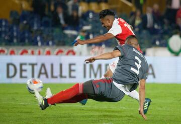 Con goles de Juan Roa, Jhon Pajoy y autogol de Eder Castañeda, Santa Fe venció al América en El Campín de Bogotá. Toma un respiro y escala en la tabla de la Liga.