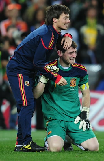 Iker Casillas y David Silva. 