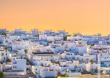 Municipio español localizado en la provincia de Cádiz El núcleo de esta magnífica zona está sobre un monte de 200 metros de altura, a orillas del río Barbate y a 8 kilómetros de distancia de la costa. Su centro histórico amurallado, que aún conserva el castillo y varias iglesias significativas, fue declarado conjunto histórico-artístico en el año 1976.