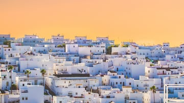 Municipio español localizado en la provincia de Cádiz El núcleo de esta magnífica zona está sobre un monte de 200 metros de altura, a orillas del río Barbate y a 8 kilómetros de distancia de la costa. Su centro histórico amurallado, que aún conserva el castillo y varias iglesias significativas, fue declarado conjunto histórico-artístico en el año 1976.