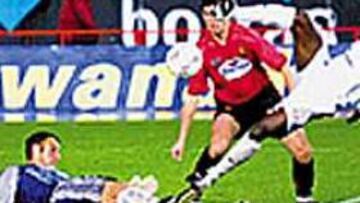 MUCHOS APUROS. Carlos Sánchez y Makelele intentan evitar el remate de Luque en una de las muchas jugadas en el área madridista.