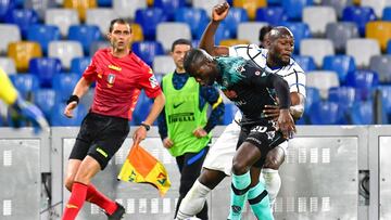 Naples (Italy), 18/04/2021.- Inter&#039;s Romelu Lukaku (R) and Napoli&#039;s Kalidou Koulibaly (front) in action during the Italian Serie A soccer match between SSC Napoli and Inter Milan at Diego Armando Maradona stadium in Naples, Italy, 18 April 2021.