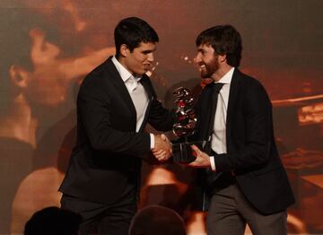 Premio promesa AS del deporte. El tenista Carlos Alcaraz recibe el trofeo de manos de Alfredo Gazpio, director de asuntos públicos de Danone.