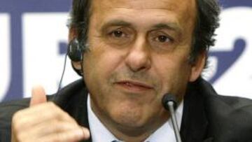 <b>CONTRA EL RACISMO.</b> El presidente de la UEFA Michell Platini anunció hoy que el máximo organismo del fútbol europeo quiere que los partidos de fútbol se interrumpan durante 10 minutos en cuanto se produzca un acto de racismo en los estadios.