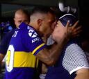 ¡Imagen para la historia! El beso entre Tevez y Maradona