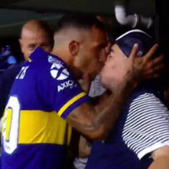 ¡Imagen para la historia! El beso entre Tevez y Maradona