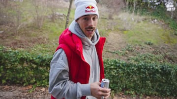 Danny León bebiendo un Red Bull en Madrid con un chaleco rojo