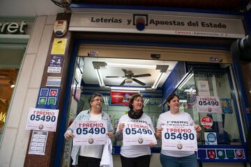 Tres empleadas de la administración situada en la calle Alarcos celebran que han vendido parte del número 5490 correspondiente al 'Gordo' del Sorteo Extraordinario de la Lotería de Navidad, a 22 de diciembre de 2022.