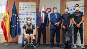 José Manuel Franco junto a Miguel Carballeda y los deportistas Sara Revuelta, Gerard Descarrega y Guillermo Rojo.