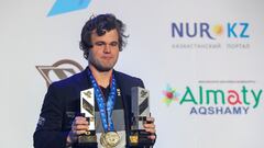 Magnus Carlsen sostiene el trofeo de campeón mundial de ajedrez rápido 2022.