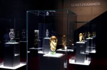 Vista de la sala más preciada del museo con las copas ganadas por la Selección Alemana.