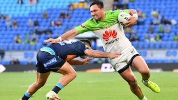 Jordan Rapana, de los Canberra Raiders, en acción durante un partido de su equipo, patrocinado por la marca china de telefonía Huawei.