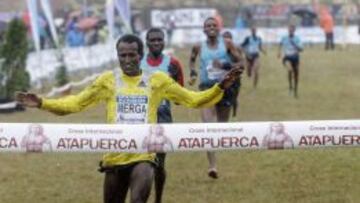 El et&iacute;ope Imane Merga en el momento de proclamarse campe&oacute;n en el Cross de Atapuerca. 