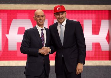 21 de junio de 2018, Barclays Center de Brooklyn. Deandre Ayton, tremendo pívot de la Universidad Arizona se lleva el número 1 del draft para el equipo de ese estado, Phoenix Suns. Sacramento Kings, pese a que Vlade Divac está todavía en sus despachos, elige a Marvin Bagley Jr y deja pasar a Luka Doncic, que cae al 3, donde Atlanta Hawks lo recoge y lo manda a Dallas Mavericks a cambio del pick 5 (Trae Young) y una primera ronda de 2019. A algunos (Suns, Kings, Hawks…) les ha pesado el miedo a no saber cómo se adaptará al salto desde Europa. Los Mavericks sí lo tenían claro: ya tenían a la estrella post Dirk Nowitzki, su nueva bandera.