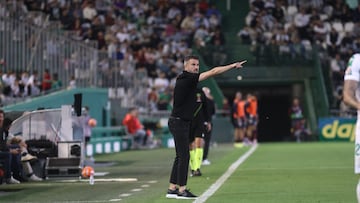 Ania hace indicaciones desde la banda