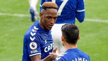 Yerry Mina y James Rodr&iacute;guez en un partido del Everton en la Premier League