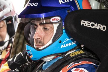 El asturiano se divierte en Sud¨¢frica con el coche ganador del rally junto a De Villiers y empieza a valorar de manera seria competir en la carrera del desierto.