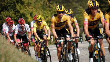 El pelot&oacute;n rueda durante una etapa del Tour de Francia.