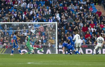 El jugador del Real Madrid Asensio marca el 2-0 al Melilla. 