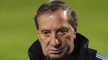 El ex entrenador del seleccionado argentino de f&uacute;tbol Carlos Salvador Bilardo est&aacute; internado desde el jueves en el sanatorio Fleni seg&uacute;n su entorno.