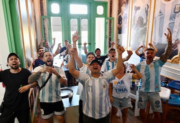 Aficionados argentinos celebran el gol de Ángel di María, que puso el 2-0 en el marcador.