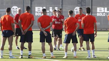 Marcelino, en un entrenamiento con el Valencia.