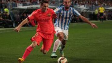 Darder trata de arrebatarle un balón a Messi.