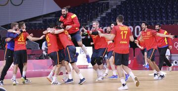 El equipo español celebra la medalla de bronce. 