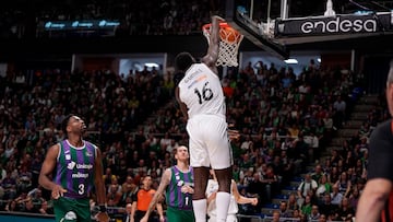 Usman Garuba se cuelga del aro del Unicaja.