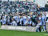 Formación del Ceuta con aficionados.