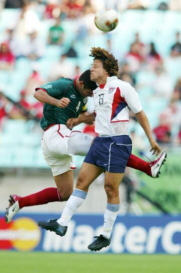 México perdía 2-0 ante Estados Unidos en los Octavos de Final del Mundial de  Corea, cuando Rafa Marquéz realizó una entrada  contra Cobi Jones. Entre cabezazo y patada, Márquez fue expulsado y dejó con 10 jugadores a su selección.