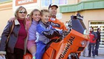 <b>EL CARNI, ANTES DE PARTIR.</b> El piloto posó con su familia antes de partir hacia su última aventura, el Dakar 2005.