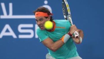 Rafael Nadal devuelve una bola al suizo Stanislas Wawrinka durante el torneo de exhibici&oacute;n de Abu Dhabi. 