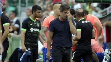 Quique Sánchez Flores durante el último partido de la temporada en Elche.