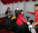 Alexis sorprende con regalos para dos fanáticos de la Roja