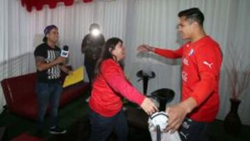 Alexis sorprende con regalos para dos fanáticos de la Roja