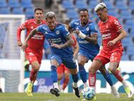MEX2662. PUEBLA (MÉXICO), 14/01/2026.- Gonzalo Piovi (i) de Cruz Azul disputa el balón con Diego González de Atlas este miércoles, en un partido de la Liga MX, en el estadio Cuauhtémoc, en Puebla (México). EFE/ Hilda Ríos