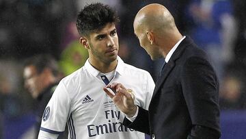 Asensio habla con Zidane.