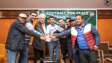 La comitiva del Cacereño en Nepal, con Carlos Ordóñez y Julio Cobos, presidente y entrenador, en el centro.
