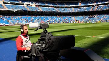 Cámara de televisión en el Estadio Santiago Bernabéu.