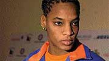 <b>VETADA.</B> Aliuska López, con el chándal de su equipo de Oviedo.