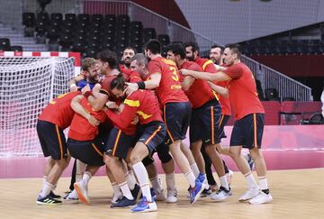 El equipo español celebra la medalla de bronce. 