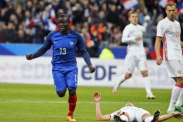 N'Golo Kante celebra su gol.